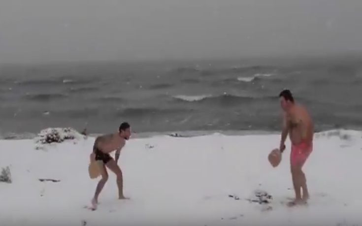 Δεν καταλαβαίνουν από κρύο οι Θεσσαλονικείς: Έπαιξαν ρακέτες με μαγιό σε χιονισμένη παραλία (βίντεο)